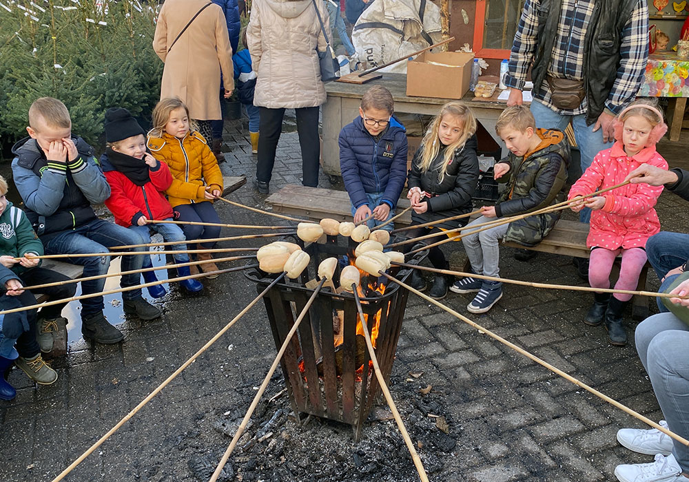 Kinderen rond het vuur